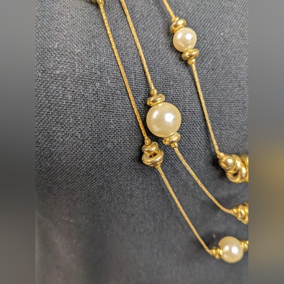 Vintage Faux Pearl Necklace 3 Strand Gold tone Gold loops 16" - Picture 3 of 8